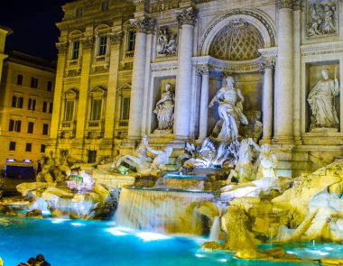 Roma 'da fontana di trevi üzerinde gece görüşü