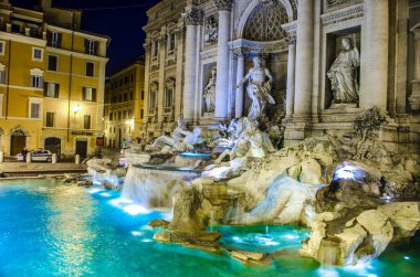 Roma 'da fontana di trevi üzerinde gece görüşü