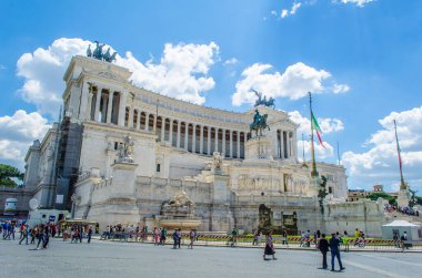 Altare della Patria (Anavatan Sunağı), İtalya 'nın başkenti Roma' da bulunan 2. Vittorio Emanuele Anıtı olarak da bilinir.