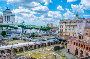 İtalya, Roma 'daki Trajan Forumu' nun kalıntıları yakınlardaki Vittoriano anıtını görkemli bir şekilde gösteriyor..