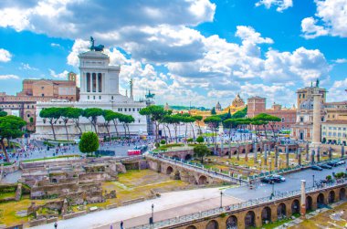 İtalya, Roma 'daki Trajan Forumu' nun kalıntıları yakınlardaki Vittoriano anıtını görkemli bir şekilde gösteriyor..