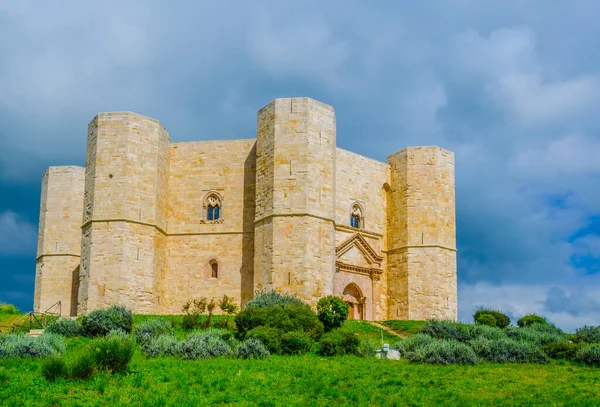 Andrea, İtalya yakınlarındaki sekizgen bir kale kalesi manzarası..