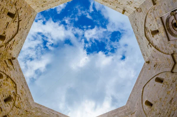 Andrea, İtalya yakınlarındaki sekizgen bir kale kalesi manzarası..