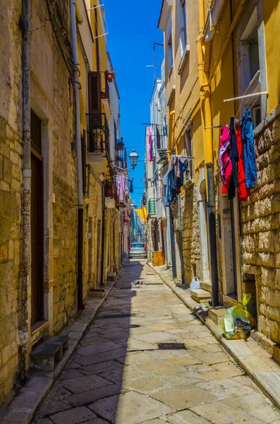 İtalyan şehrinde dar bir cadde görünüyor Andri.