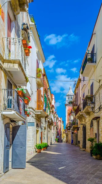 İtalyan şehri Bartlett 'ta dar bir sokak manzarası