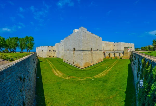 Barletta, İtalya 'daki Castello svevo manzarası