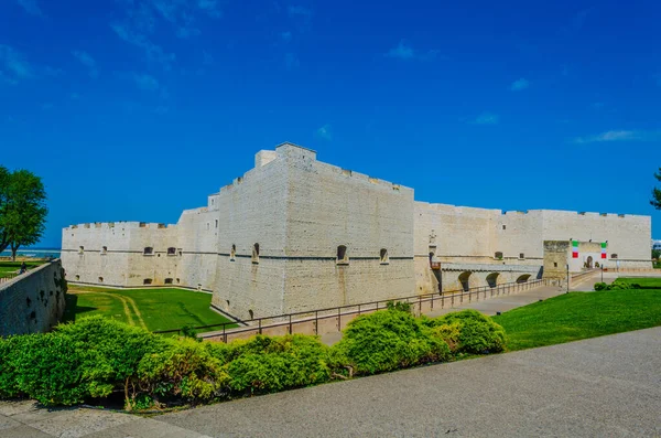 Barletta, İtalya 'daki Castello svevo manzarası