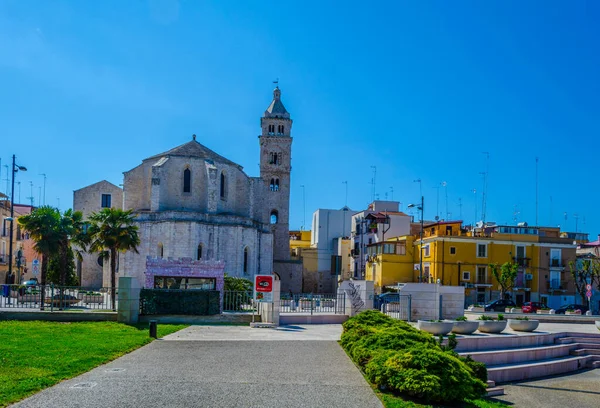 İtalya, Barletta 'daki Santa Maria Maggiore Kilisesi manzarası.