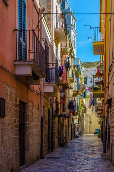 İtalyan şehri Bartlett 'ta dar bir sokak manzarası