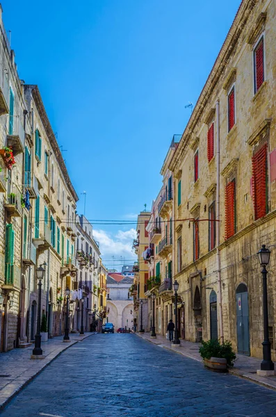 İtalyan şehri Bartlett 'ta dar bir sokak manzarası