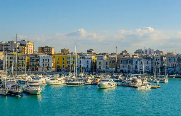 İtalyan şehrindeki marina manzarası Tran