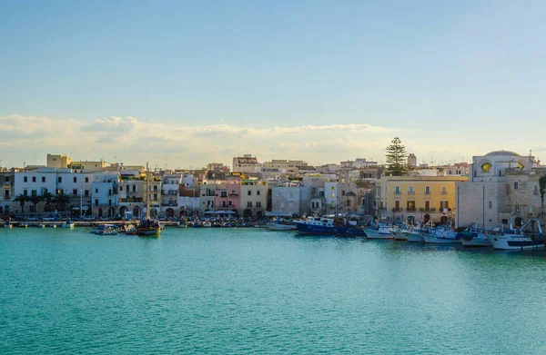 İtalyan şehrindeki marina manzarası Tran