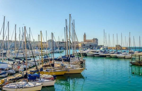 İtalyan şehrindeki marina manzarası Tran