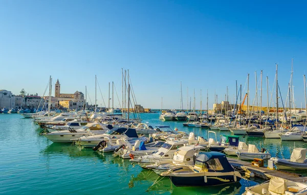 İtalyan şehrindeki marina manzarası Tran