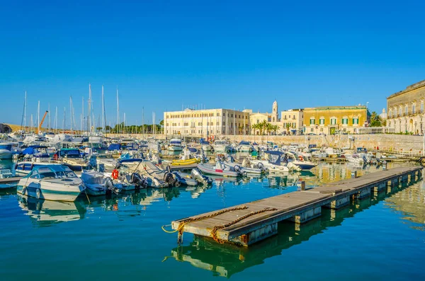 İtalyan şehrindeki marina manzarası Tran