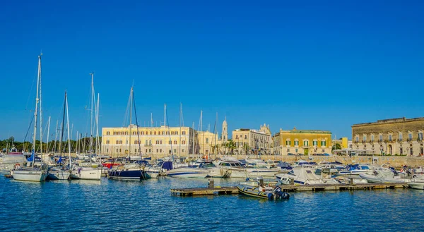 İtalyan şehrindeki marina manzarası Tran