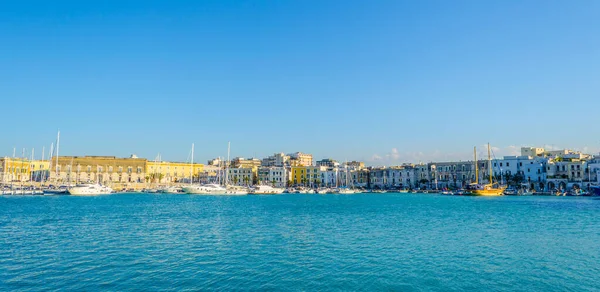 İtalyan şehrindeki marina manzarası Tran