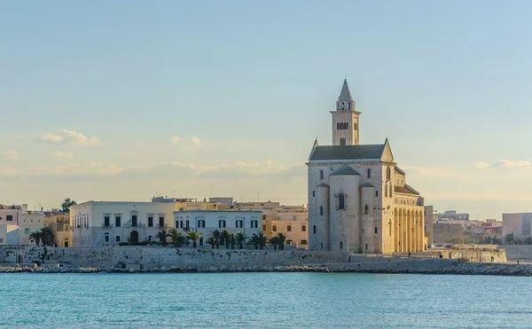 İtalyan şehri Trani 'deki ünlü Cattedrala di San Nicola Pellegrino' nun manzarası