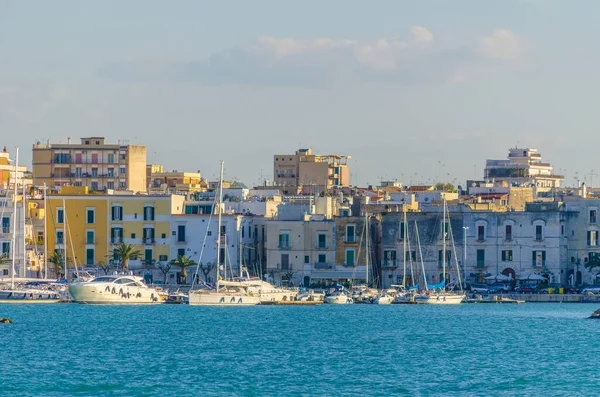 İtalyan şehrindeki marina manzarası Tran