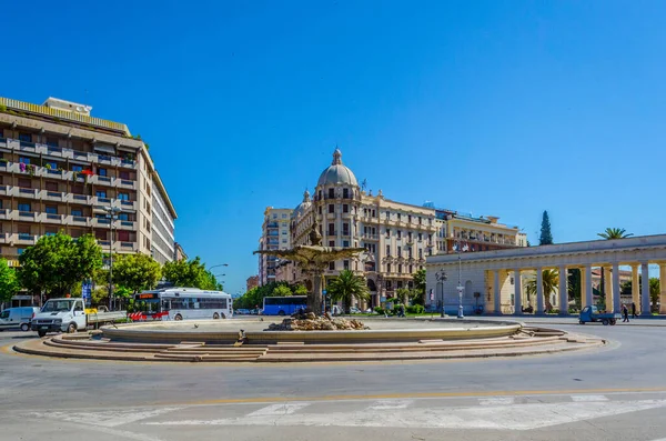 Vista Uma Fonte Piazza Camillo Benso Conte Cavour Cidade Italiana — Fotografia de Stock