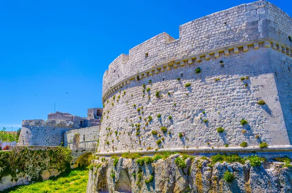 İtalya 'da Monte Santangelo' da bir şato manzarası