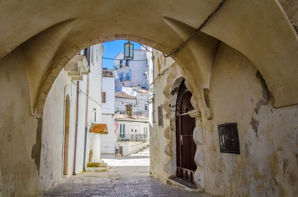 İtalyan şehri Monte Santangel 'de dar bir sokak manzarası