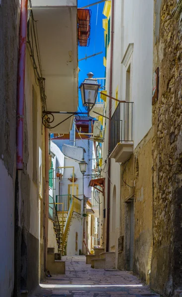 İtalyan şehrinde dar bir cadde manzarası