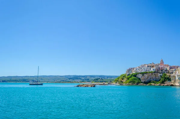 İtalyan şehrinin kıyı şeridi manzarası
