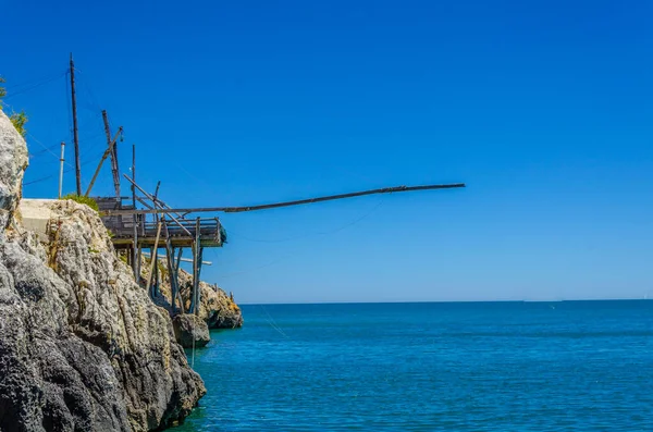İtalya, Vieste 'de geleneksel balıkçı ağı Trabucco manzarası
