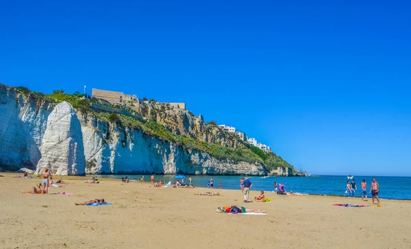 People Lying Beach Italian City Viest —  Fotos de Stock