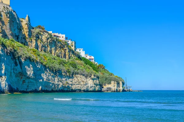 İtalyan şehrinin kıyı şeridi manzarası