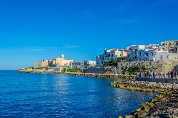 San Francesc kilisesi tarafından yönetilen Vieste kıyısı.