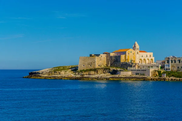 San Francesc kilisesi tarafından yönetilen Vieste kıyısı.
