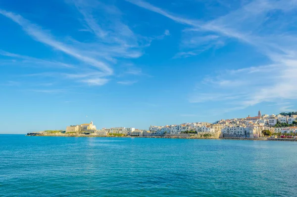 San Francesc kilisesi tarafından yönetilen Vieste kıyısı.