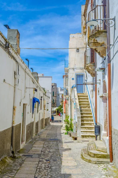 İtalyan kenti Peschic 'te dar bir cadde manzarası