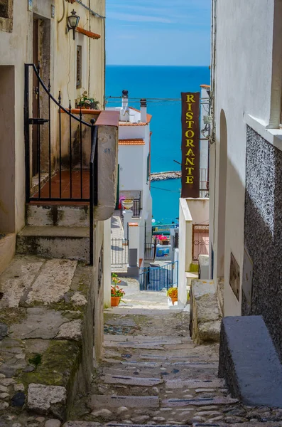 İtalyan kenti Peschic 'te dar bir cadde manzarası