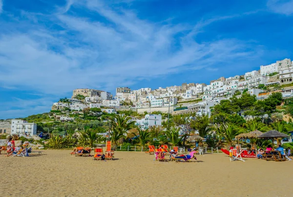 İtalya 'nın Peschici kasabası sahiller ve engebeli sahillerle çevrili.