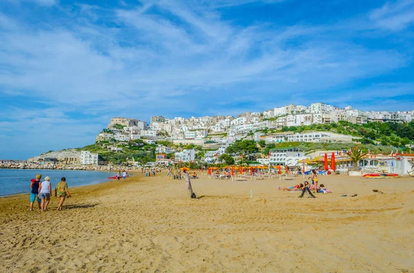 İtalya 'nın Peschici kasabası sahiller ve engebeli sahillerle çevrili.