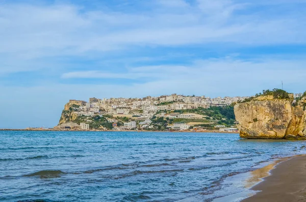 İtalya 'nın Peschici kasabası sahiller ve engebeli sahillerle çevrili.