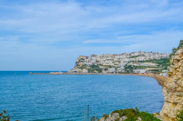 İtalya 'nın Peschici kasabası sahiller ve engebeli sahillerle çevrili.