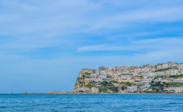 İtalya 'nın Peschici kasabası sahiller ve engebeli sahillerle çevrili.