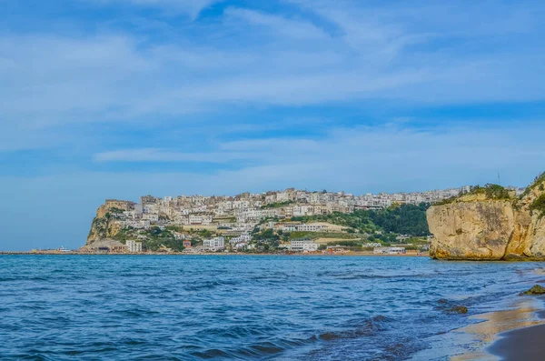 İtalya 'nın Peschici kasabası sahiller ve engebeli sahillerle çevrili.