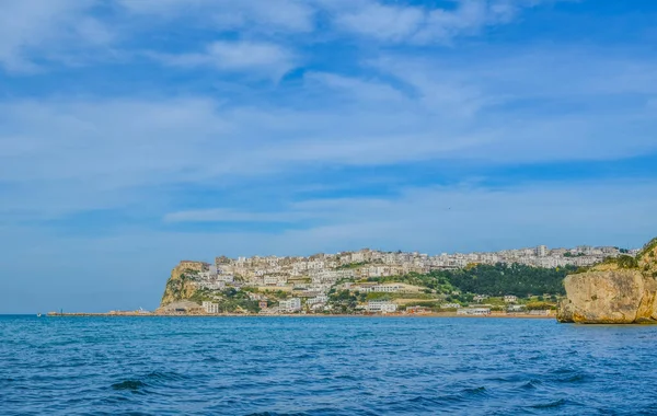 İtalya 'nın Peschici kasabası sahiller ve engebeli sahillerle çevrili.