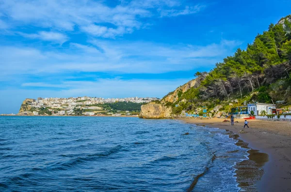 İtalya 'nın Peschici kasabası sahiller ve engebeli sahillerle çevrili.