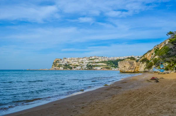 İtalya 'nın Peschici kasabası sahiller ve engebeli sahillerle çevrili.