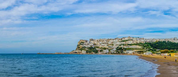 İtalya 'nın Peschici kasabası sahiller ve engebeli sahillerle çevrili.