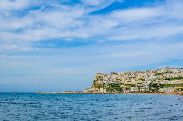 İtalya 'nın Peschici kasabası sahiller ve engebeli sahillerle çevrili.