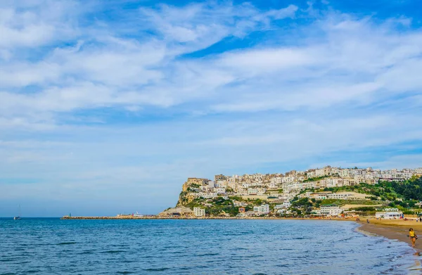 İtalya 'nın Peschici kasabası sahiller ve engebeli sahillerle çevrili.