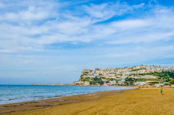 İtalya 'nın Peschici kasabası sahiller ve engebeli sahillerle çevrili.