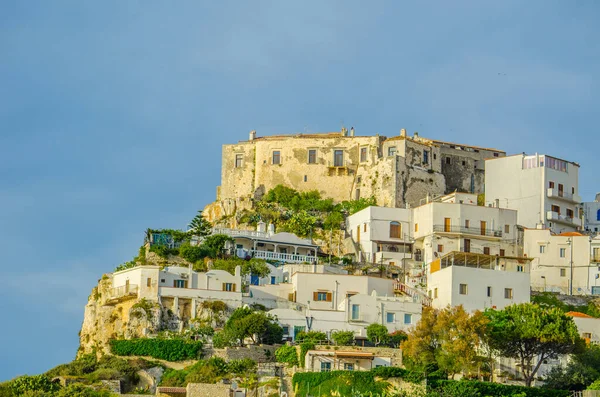 Eski İtalyan şehri Peschici, Puglia 'nın manzarası